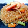 Spaghetti di soia, zucchine, carote e gamberetti