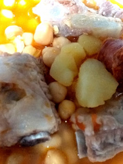 Una foto de Guiso de garbanzos con costillas