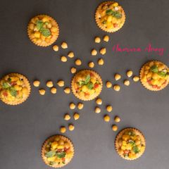 A picture of Mango and Chickpeas Salsa puffs.