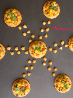 A picture of Mango and Chickpeas Salsa puffs.