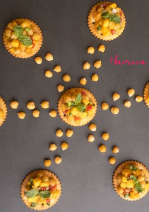 A picture of Mango and Chickpeas Salsa puffs.