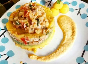 Una foto de Causa limeña de pollo