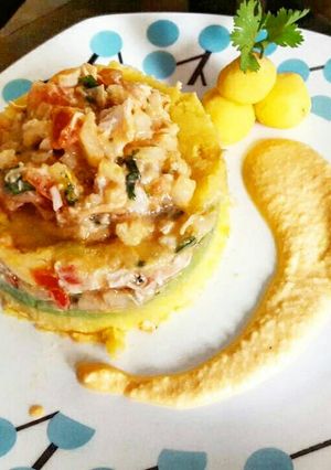 Una foto de Causa limeña de pollo