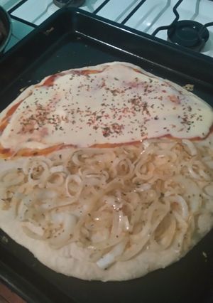 Una foto de Pizza muzzarela y fugazzeta, mitad y mitad