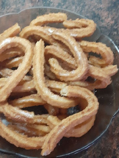 Una foto de Churros caseros con mantequilla, a mi estilo (quedan muy suaves)