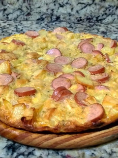 Una foto de Tortilla de papas y panchos al horno 🤤