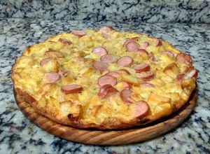 Una foto de Tortilla de papas y panchos al horno 🤤