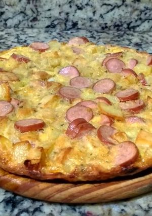 Una foto de Tortilla de papas y panchos al horno 🤤