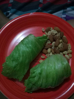 Una foto de Cetogénica: rollos de lechuga / jamón ahumado y queso americano
