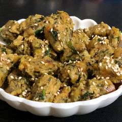 A picture of Methi palak muthiya dhokla.