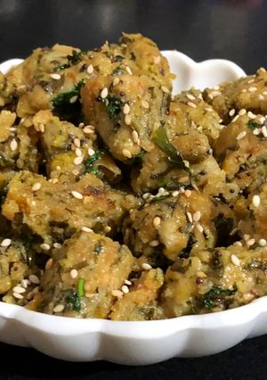 A picture of Methi palak muthiya dhokla.