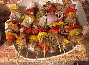 Una foto de Pinchos de pollo primaverales