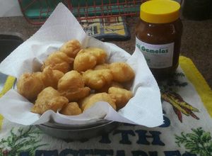 Una foto de Buñuelos de viento o "Suspiros de Monja", les llamaba abuela