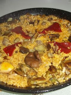 Una foto de Paella de calamares, habas y alcachofas