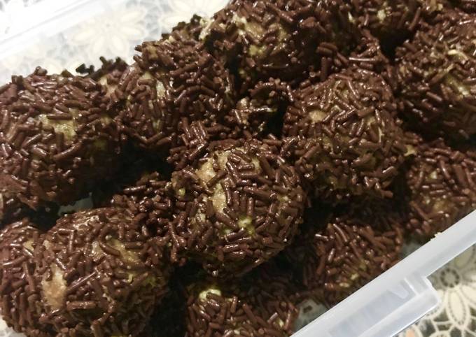 Kue bola bola coklat