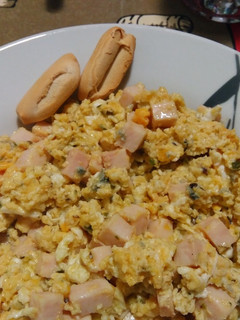 Una foto de Huevos revueltos con daditos de pavo y queso Gorgonzola