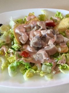Una foto de Ceviche de bonito con salsa rosa