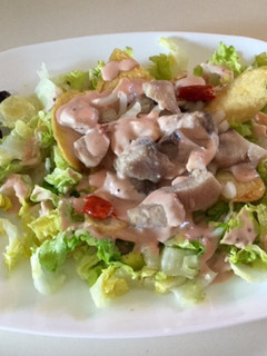 Una foto de Ceviche de bonito con salsa rosa