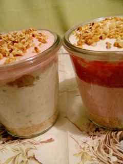 Cremiges Erdbeer-Rhabarber-Geschichte Rezepthauptbild