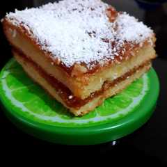 Una foto de Torta de naranja con coco y dulce de leche