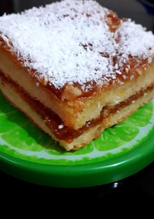 Una foto de Torta de naranja con coco y dulce de leche
