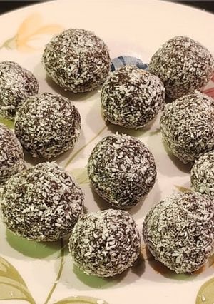 Una foto de Trufas 100% KETO de chocolate y coco - Gluten Free