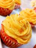 CUPCAKE DE FUBÁ COM BRIGADEIRO DE MILHO: FÁCIL E DELICIOSO