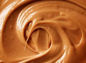 صورة لوصفة صوص الكراميل بطريقه سهله(caramel souce)