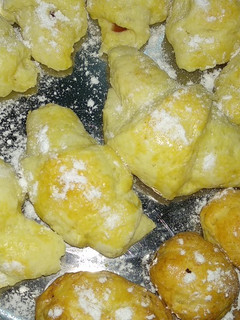 Una foto de Bizcochitos rellenos de membrillo 😋