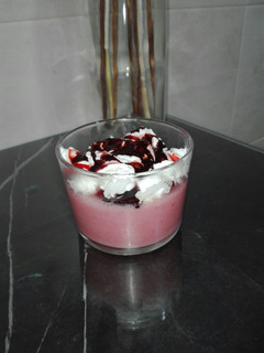 Una foto de Mousse de fresa y plátano