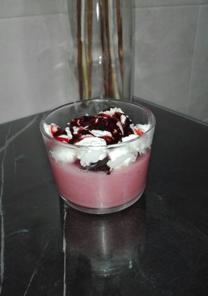 Una foto de Mousse de fresa y plátano