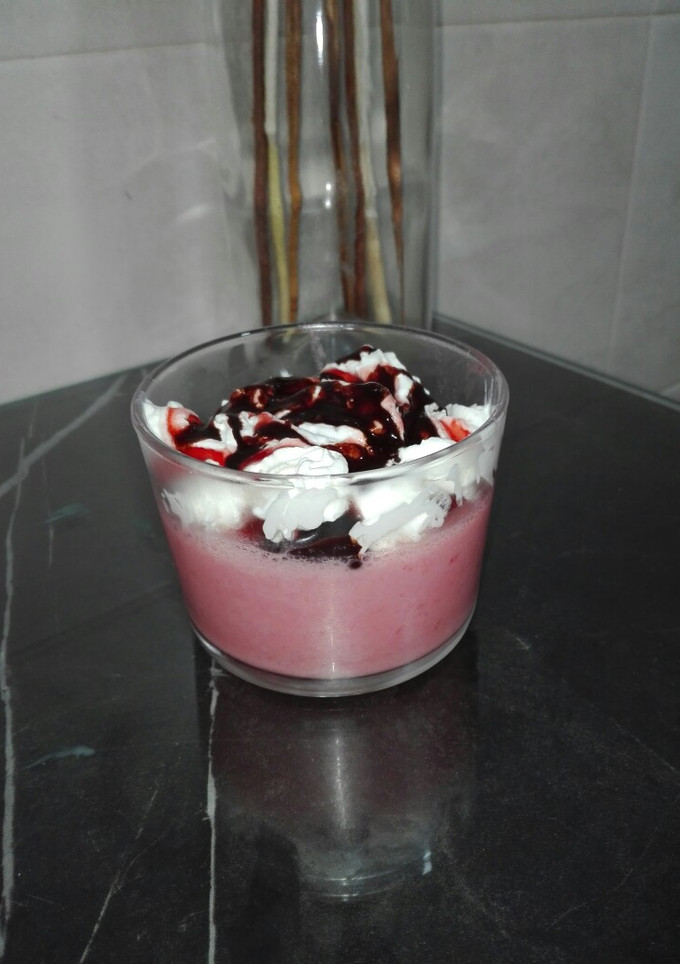 Una foto de Mousse de fresa y plátano