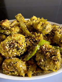 દુધી મેથી કોથમીર ના મુઠીયા (Dudhi Methi Kothmir Muthia Recipe In Gujarati) રેસીપી મુખ્ય ફોટો