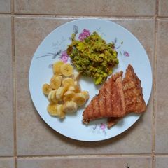 Cucumber & tomato sandwich, a banana and peas salad A picture of Cucumber & tomato sandwich, a banana and peas salad.