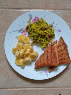 A picture of Cucumber & tomato sandwich, a banana and peas salad.