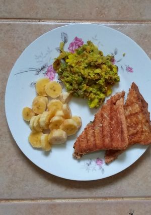 A picture of Cucumber & tomato sandwich, a banana and peas salad.