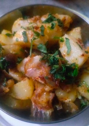 प्याज़ के आलू (pyaz ke aloo recipe in Hindi) रेसिपी मुख्य फोटो