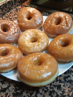 Una foto de Donuts caseros con truco para que sagan más esponjosos