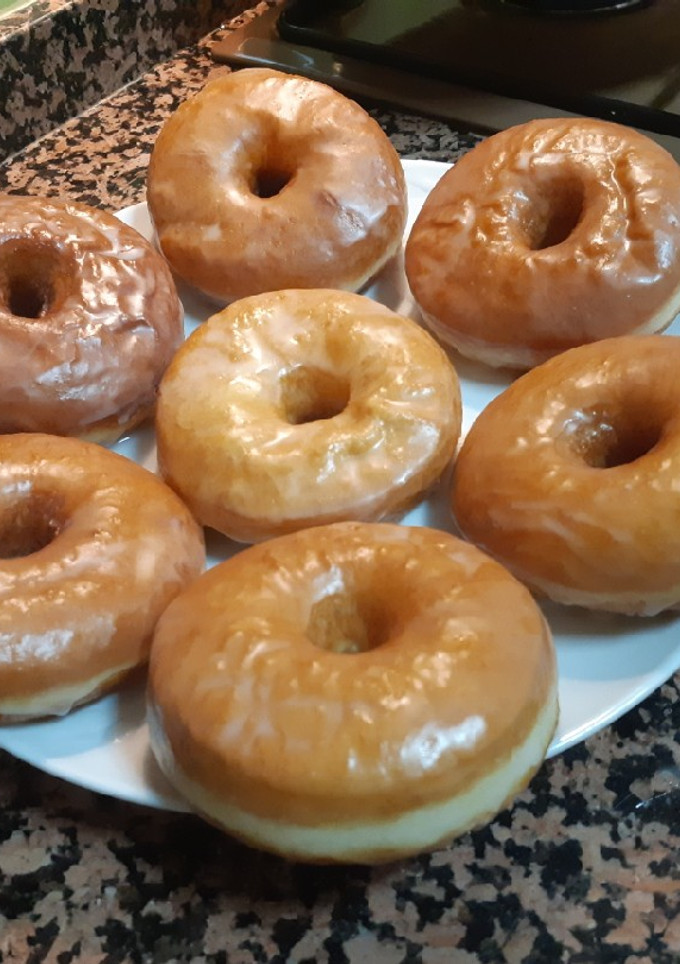 Una foto de Donuts caseros con truco para que sagan más esponjosos