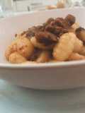Gnocchi con ragù di carne e funghi portobello