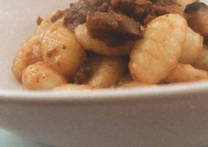 Gnocchi con ragù di carne e funghi portobello