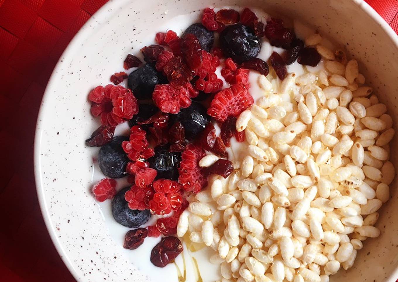 Kéfir con frutos rojos y arroz integral hinchado