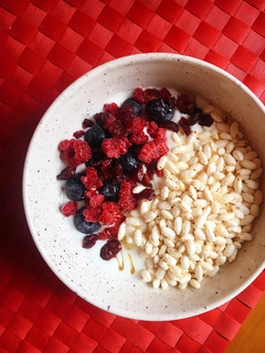 Una foto de Kéfir con frutos rojos y arroz integral hinchado