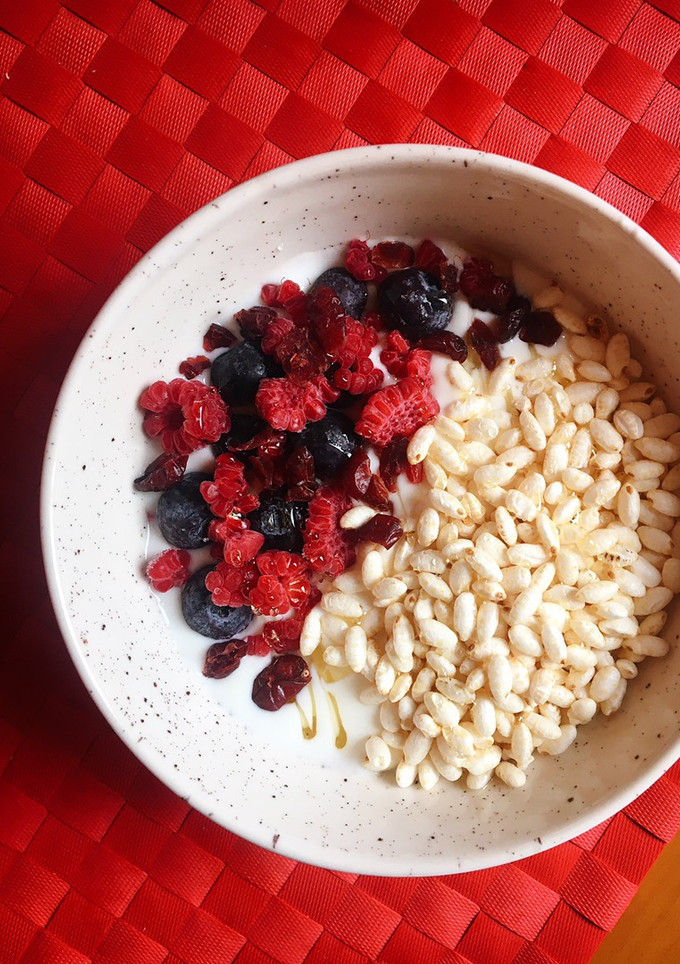 Una foto de Kéfir con frutos rojos y arroz integral hinchado