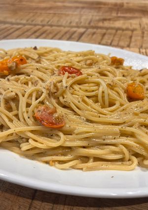 A picture of Mascarpone, tomato and walnuts spaghetti.