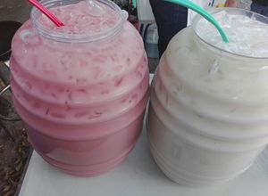 Una foto de Agua fresca para vender (horchata y horchata de fresa)