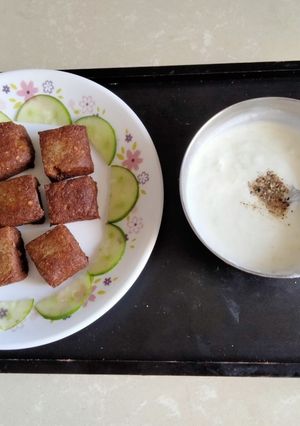 A picture of Raw banana crispy bites with cucumber raita.