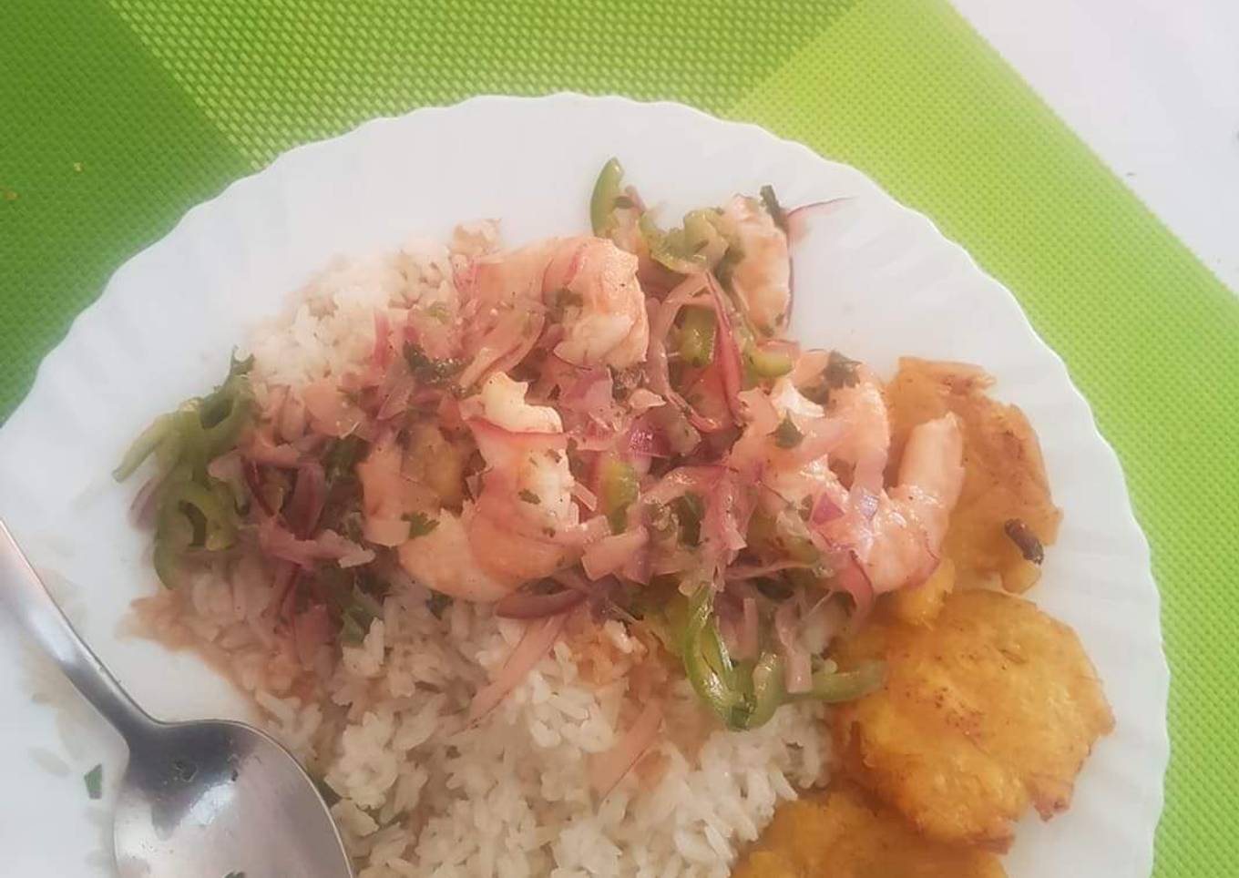 Ceviche de Camarón con arroz y patacon