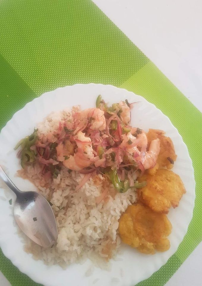 Una foto de Ceviche de Camarón con arroz y patacon