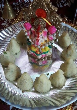 इंस्टेंट मावा मोदक (Instant mawa modak recipe in hindi) रेसिपी मुख्य फोटो